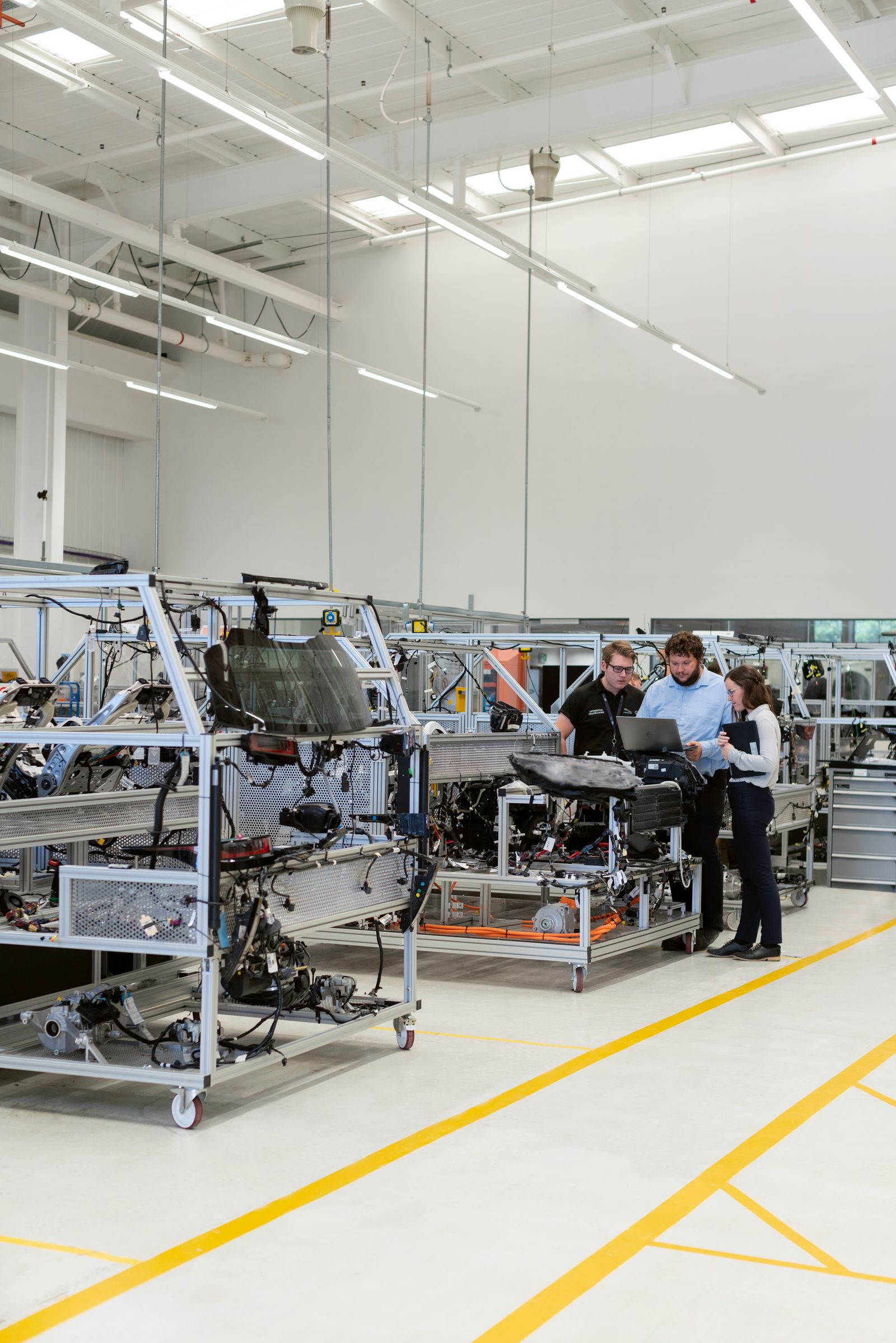 Ingenjörer i modern produktionsanläggning